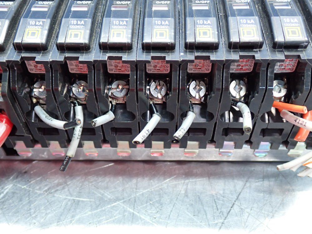 Square D Panel Board + (18) Dw-8068 Circuit Breakers - Nqm810m1csb8