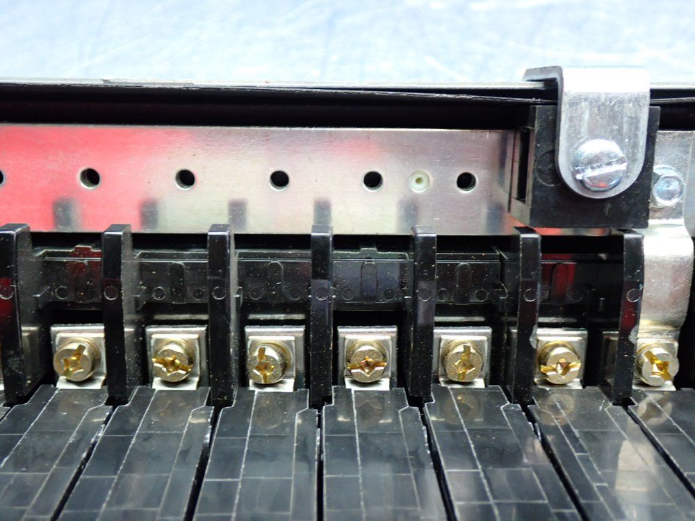 Square D Panel Board + (18) Dw-8068 Circuit Breakers - Nqm810m1csb8