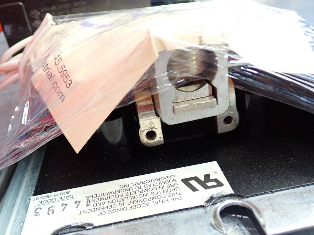 Square D Panel Board + (18) Dw-8068 Circuit Breakers - Nqm810m1csb8
