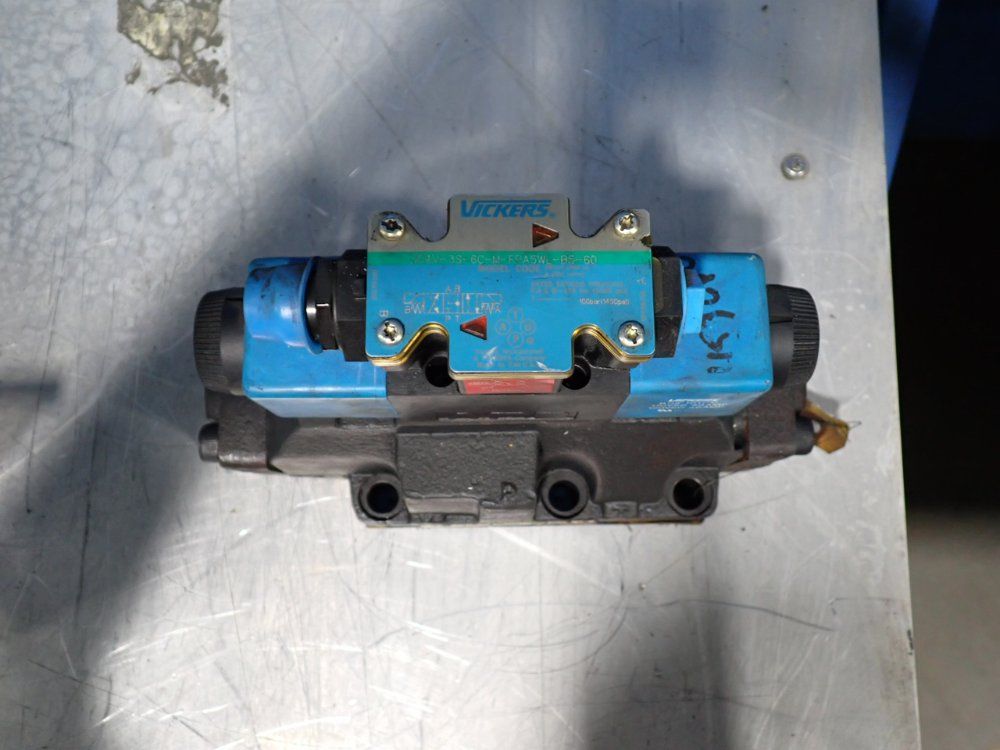 Vickers 3000 Psi Directional Control Valve - Dg5s-8-3c-m-fpa5wl-b5-30