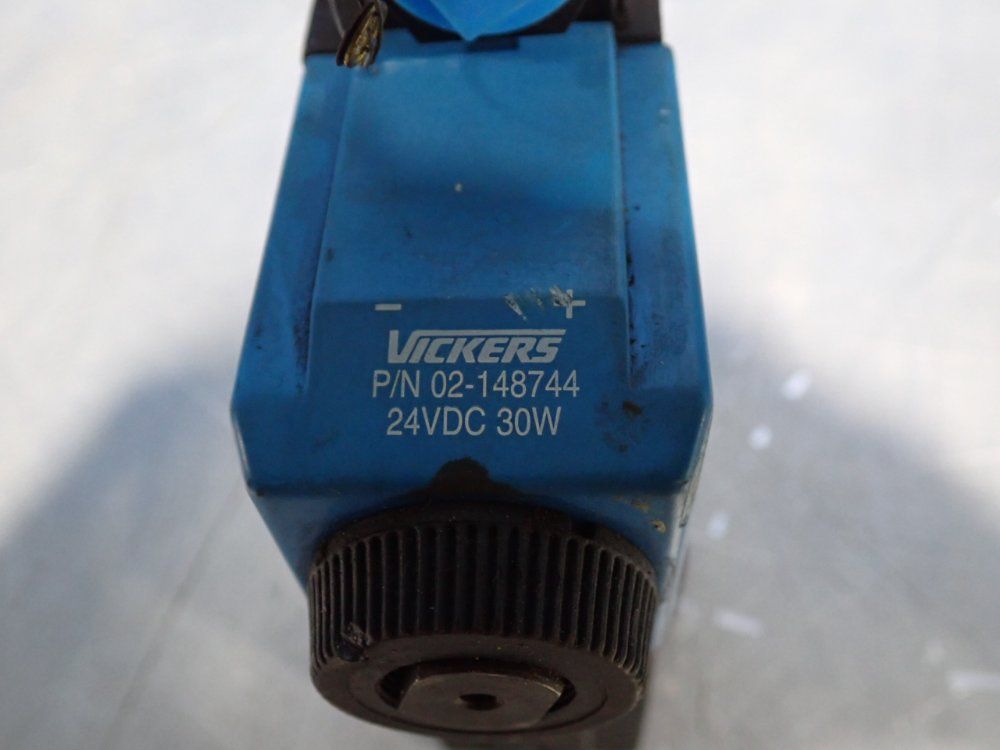 Vickers 3000 Psi Solenoid Operated Two-stage Directional Control Valve - Dg5s4-022c-2-t-m-fpa5wl-d1-h5-20