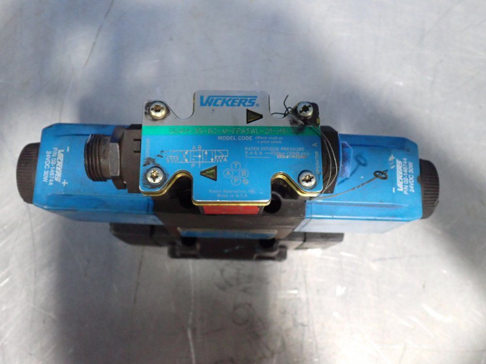 Vickers 3000 Psi Solenoid Operated Two-stage Directional Control Valve - Dg5s4-022c-2-t-m-fpa5wl-d1-h5-20