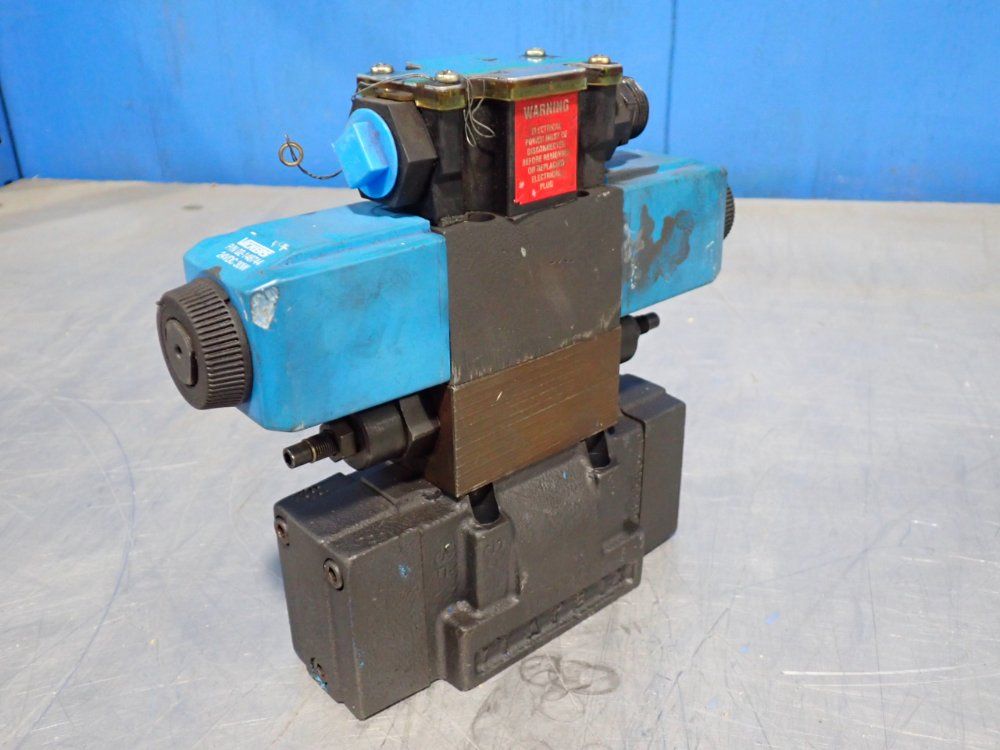 Vickers 3000 Psi Solenoid Operated Two-stage Directional Control Valve - Dg5s4-022c-2-t-m-fpa5wl-d1-h5-20