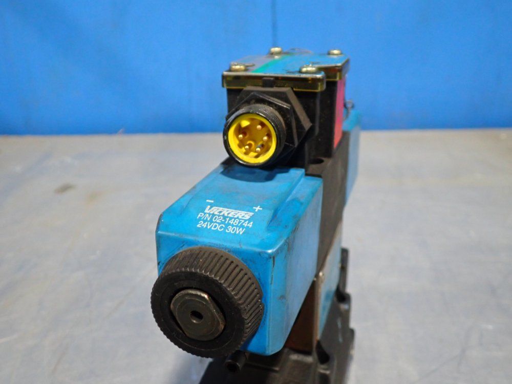 Vickers 3000 Psi Solenoid Operated Two-stage Directional Control Valve - Dg5s4-022c-2-t-m-fpa5wl-d1-h5-20