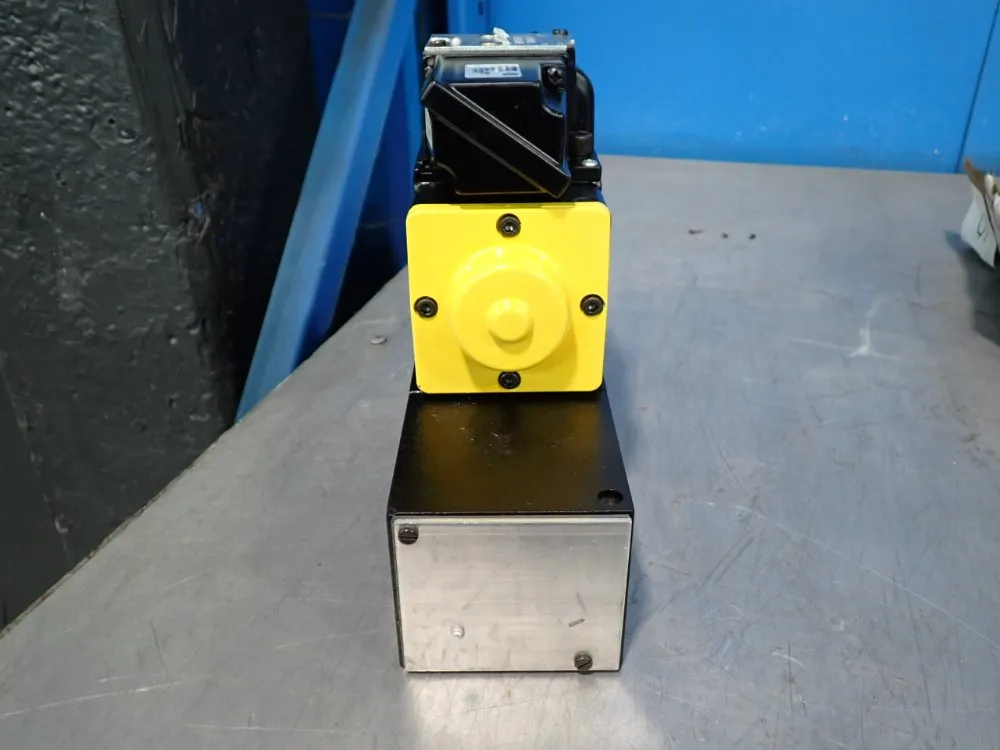 Parker 150 Psi Pneumatic Solenoid Valve - Hhb4085001