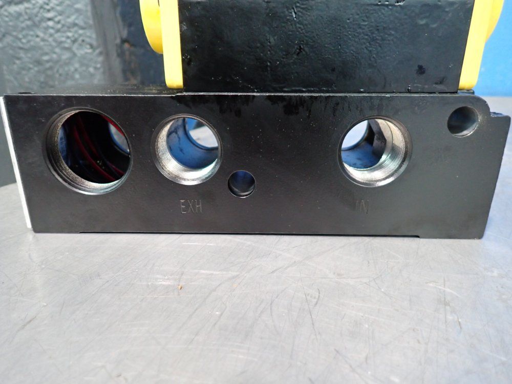 Parker 150 Psi Pneumatic Solenoid Valve - Hhb4085001