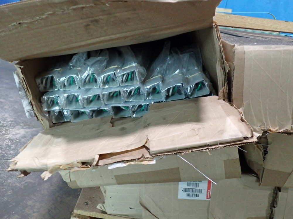 Legrand Plugmold Multioutlet Systems - Wh20gb618