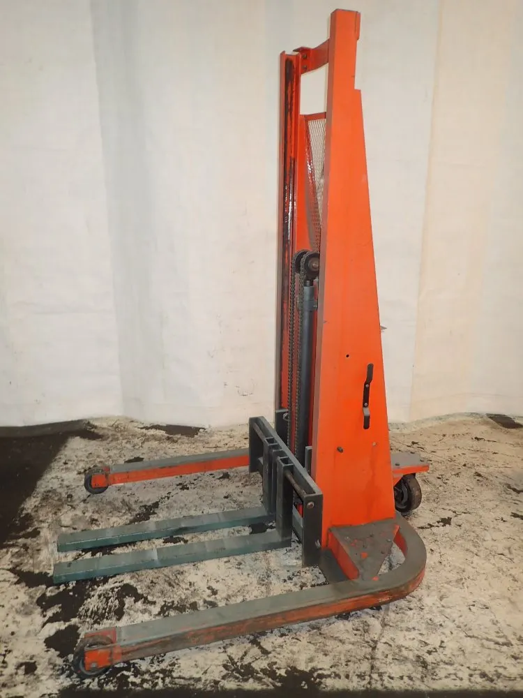 Presto Lifts Electric Straddle Lift