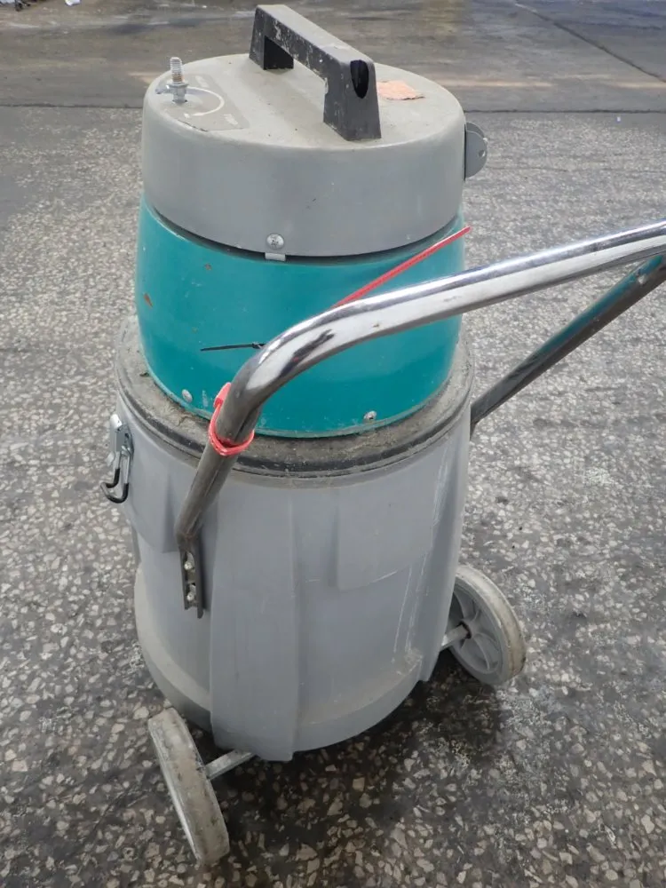 Servicemaster Wet / Dry Vacuum