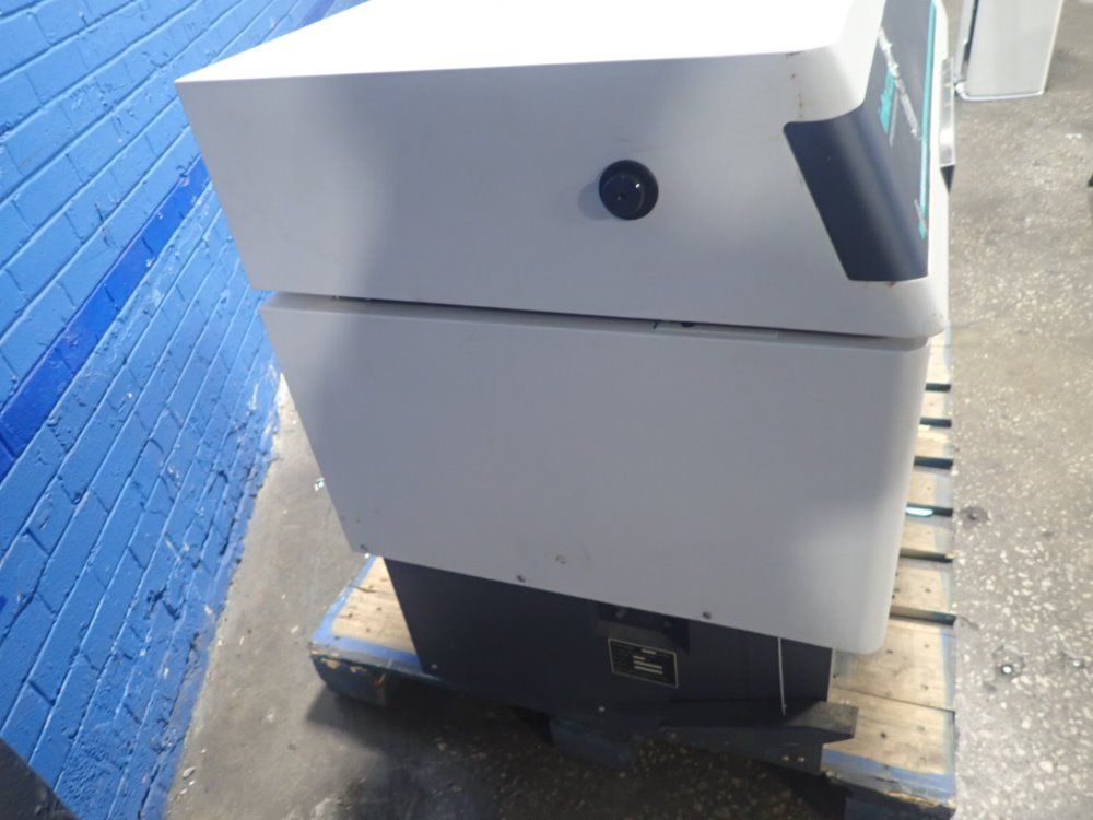 Innova Refrigerated Incumbator Shaker