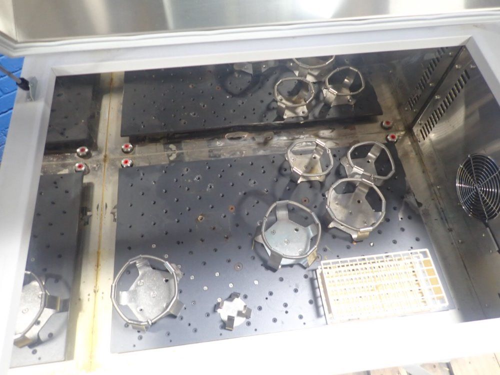 Innova Refrigerated Incumbator Shaker