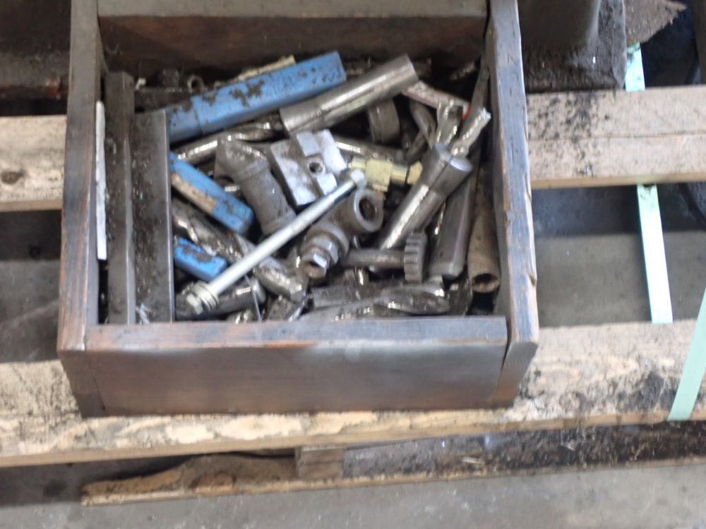 Select Machine Tool Co. 30" X 7" Vertical Mill - 1/2 V