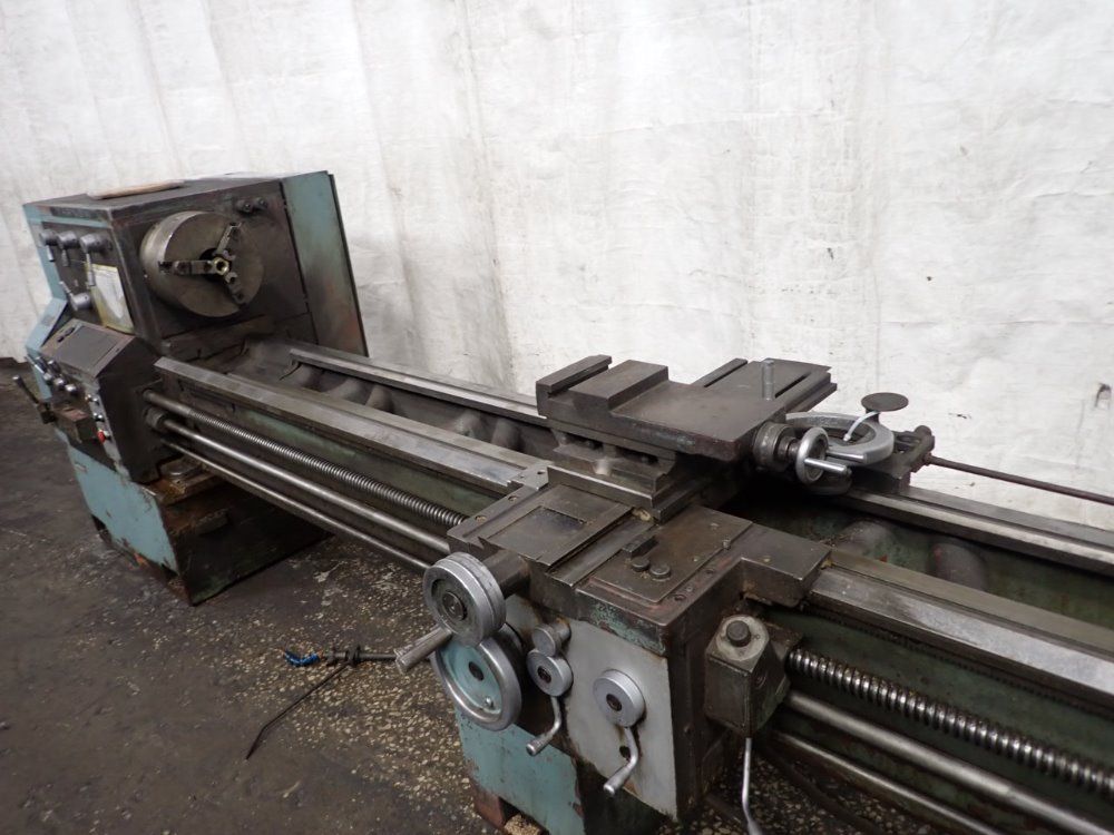 Tarnow 24"/30" X 118" Tuj-50m Gap Bed Lathe - Tuj-50m