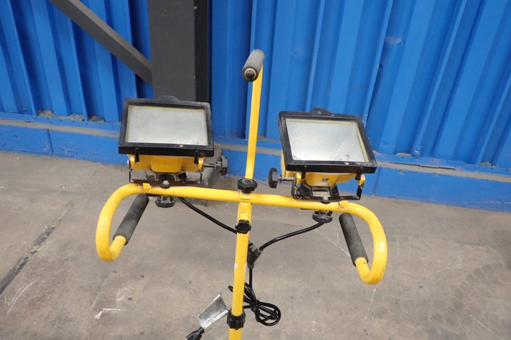 Cooper Lighting 8.4a Dual Head Tripod Work Light - Tqs1000qdut