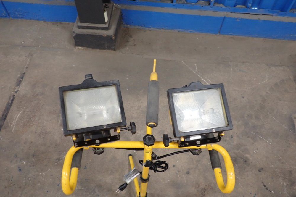 Cooper Lighting 8.4a Dual Head Tripod Work Light - Tqs1000qdut