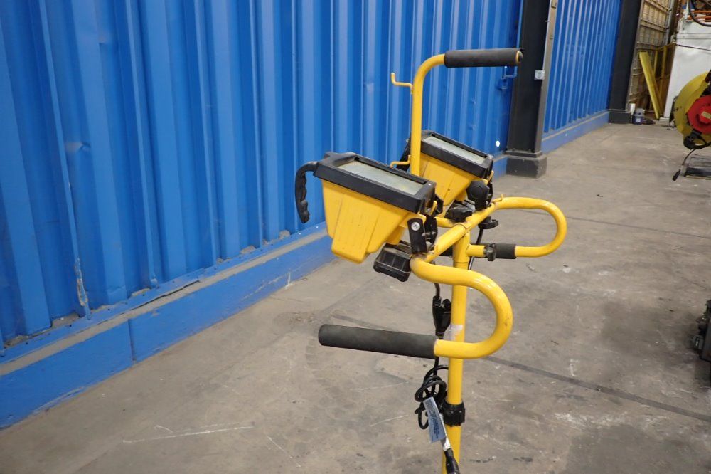 Cooper Lighting 8.4a Dual Head Tripod Work Light - Tqs1000qdut