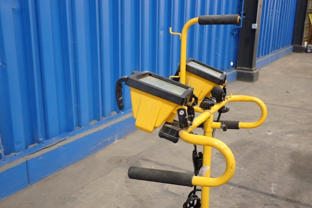 Cooper Lighting 8.4a Dual Head Tripod Work Light - Tqs1000qdut