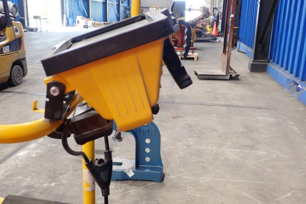 Cooper Lighting 8.4a Dual Head Tripod Work Light - Tqs1000qdut