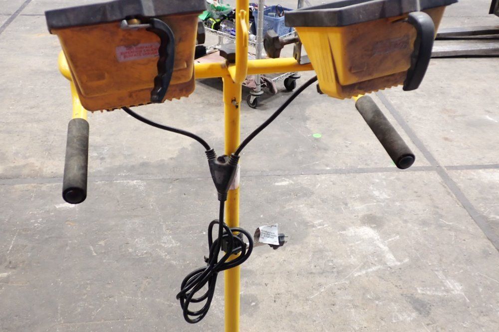 Cooper Lighting 8.4a Dual Head Tripod Work Light - Tqs1000qdut