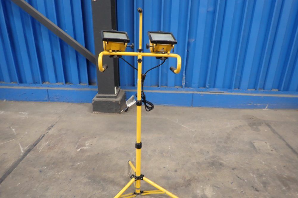 Cooper Lighting 8.4a Dual Head Tripod Work Light - Tqs1000qdut