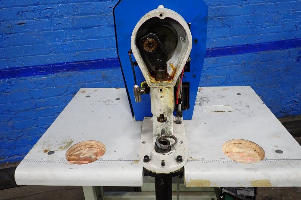 4" Throat Eyeletting Machine