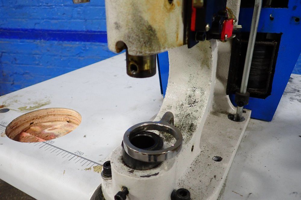 4" Throat Eyeletting Machine