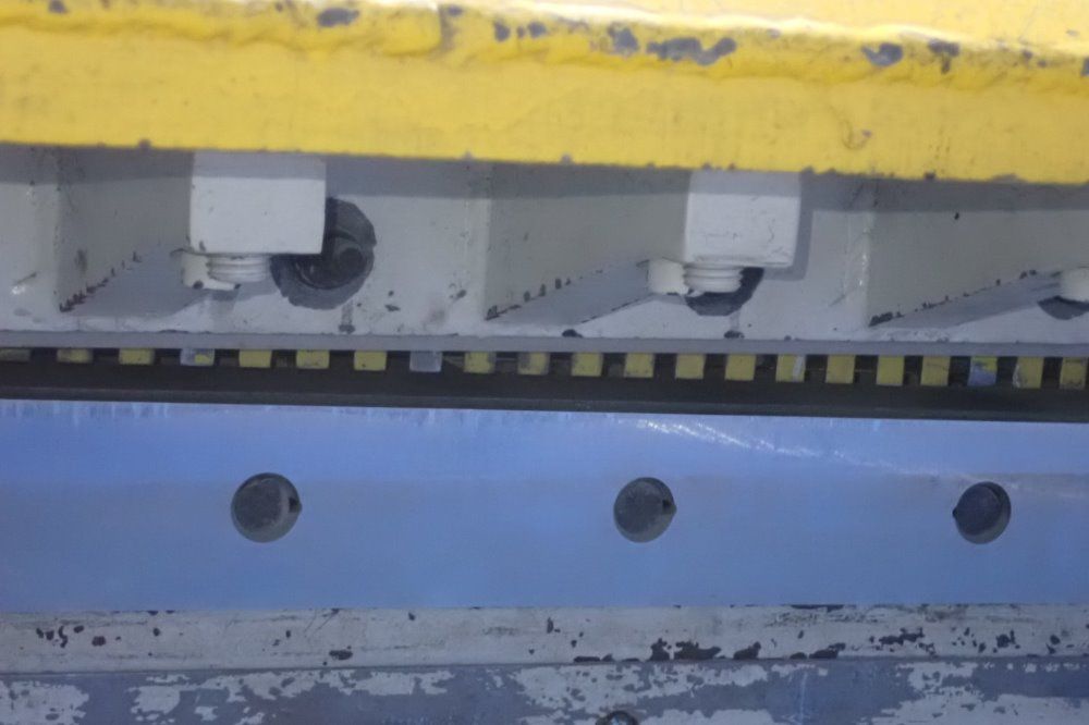 Famco 10 Gauge Mild Steel Power Squaring Shear - 1072