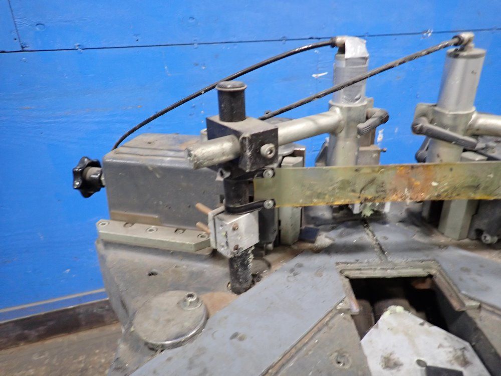 Elumatec Corner Crimper - Ep 124