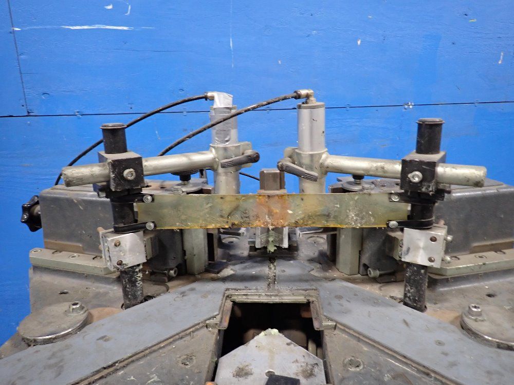 Elumatec Corner Crimper - Ep 124