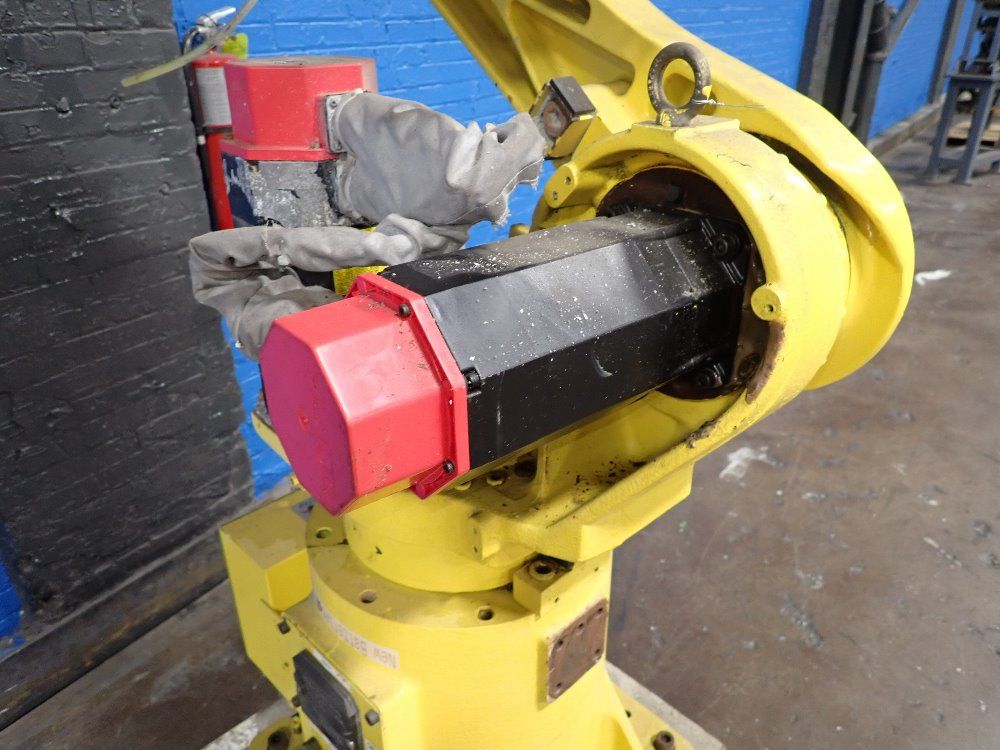 Fanuc 2004 Fanuc M16i Robot