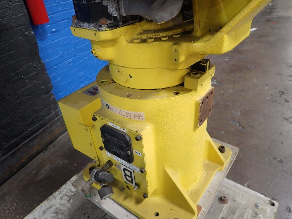 Fanuc 2004 Fanuc M16i Robot