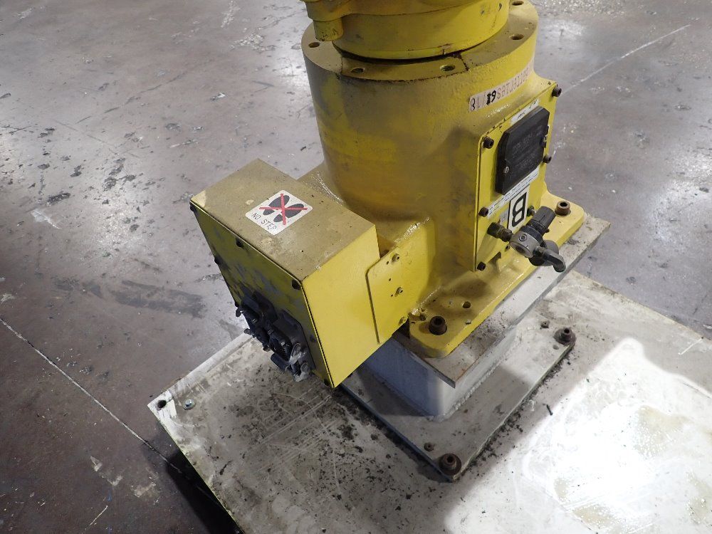 Fanuc 2004 Fanuc M16i Robot