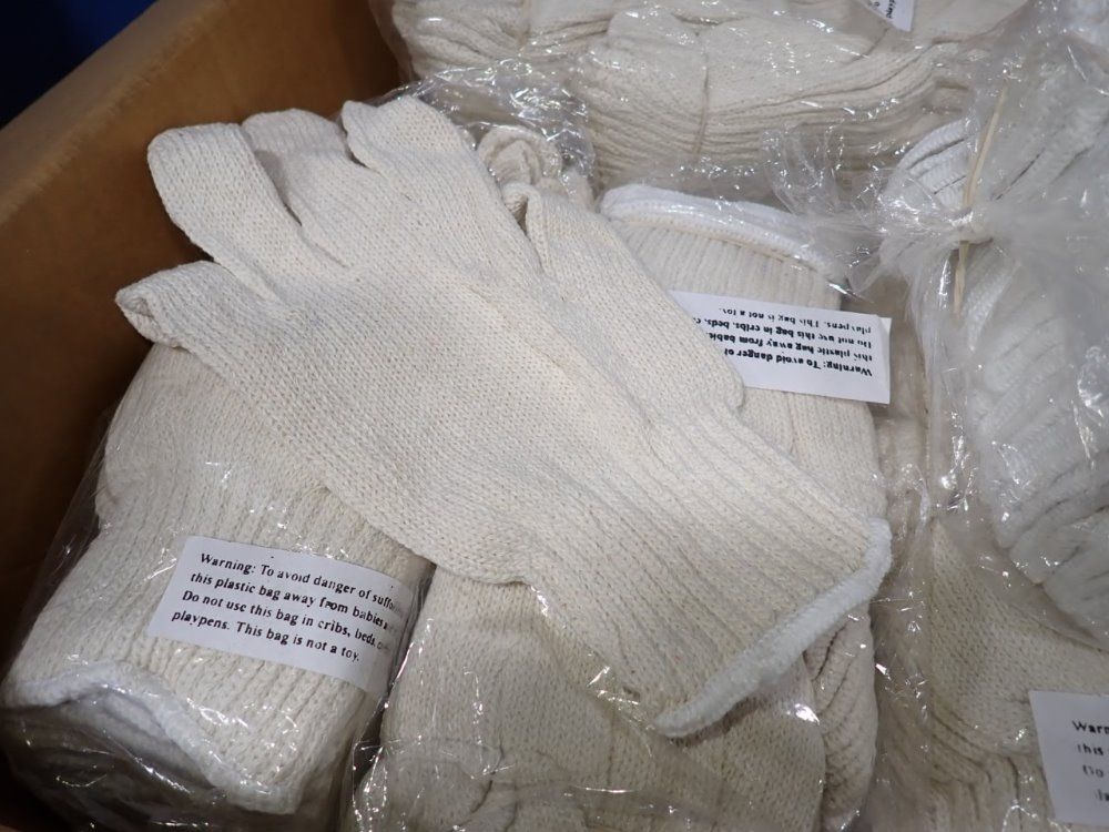  Gloves