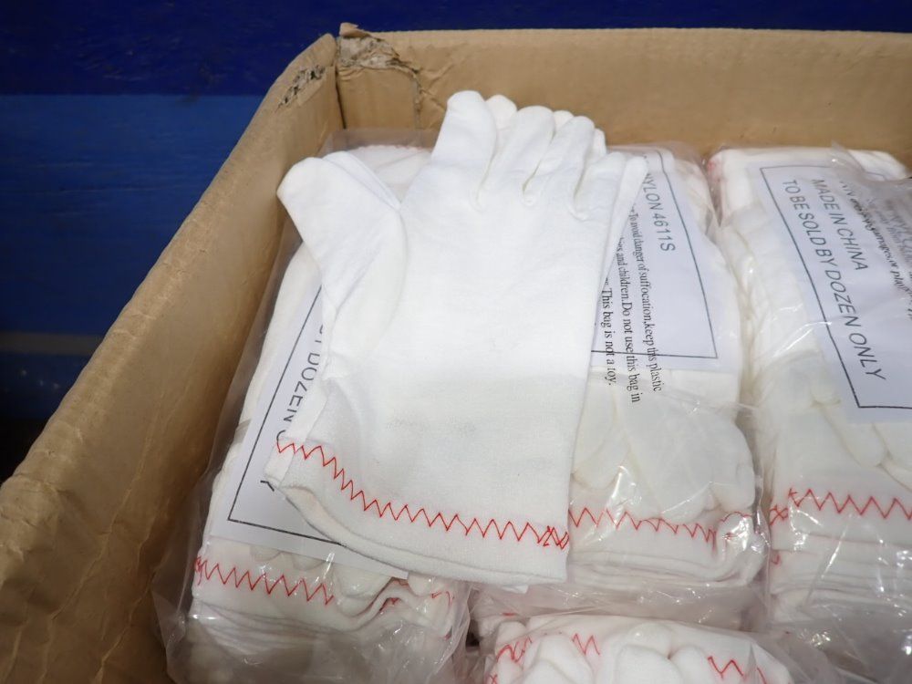  Gloves