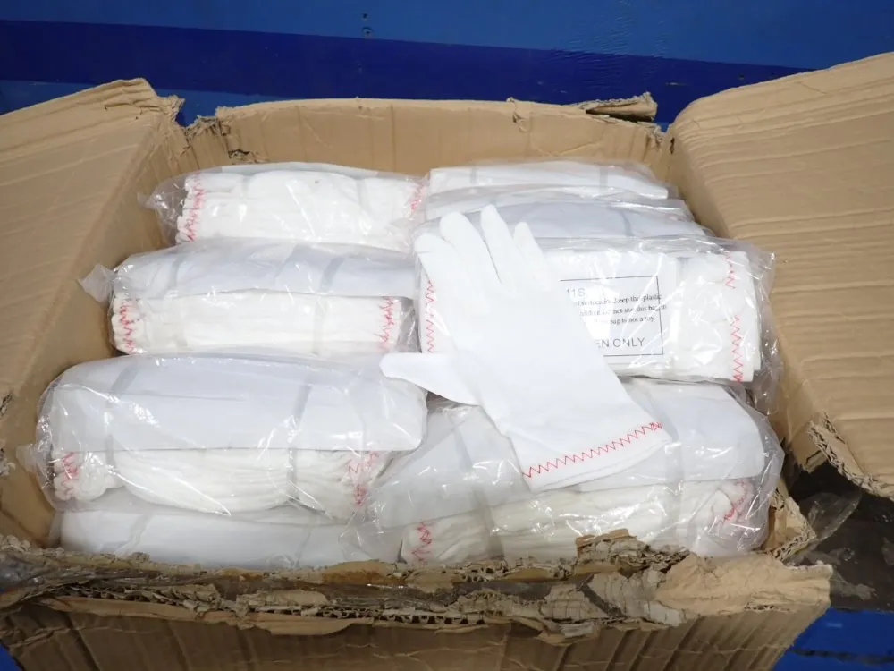  Gloves