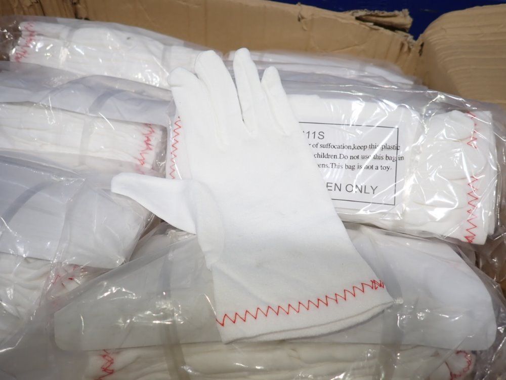  Gloves