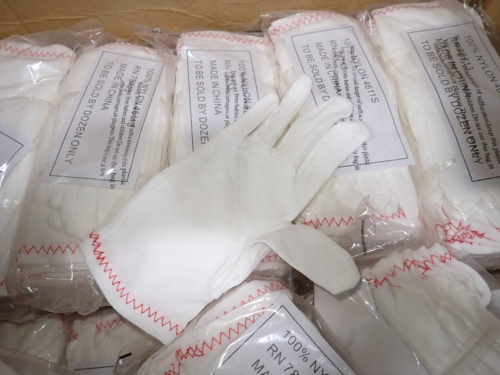  Gloves