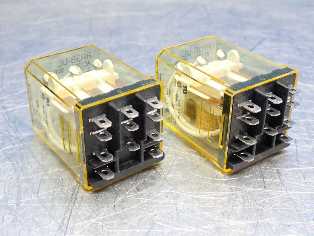 Idec Industrial Plug In Relay 1 Lot Of 2 - Rr3b-ulcac120v