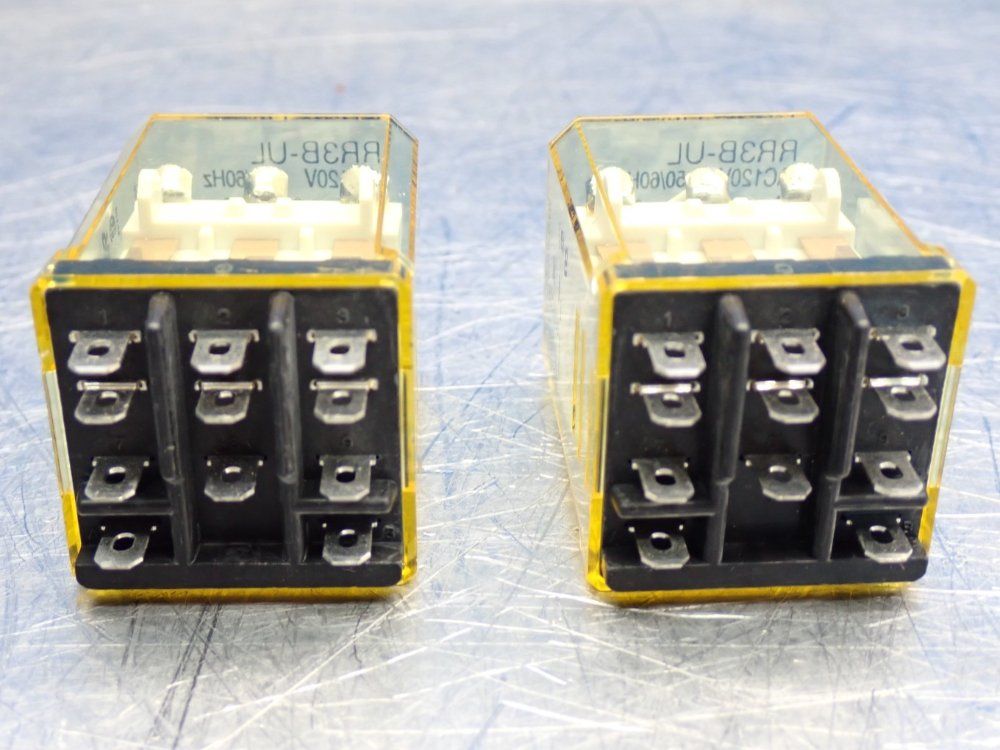 Idec Industrial Plug In Relay 1 Lot Of 2 - Rr3b-ulcac120v
