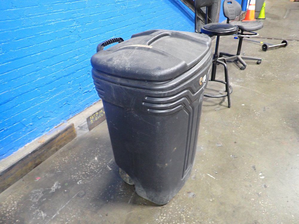  Trash Can W Lid