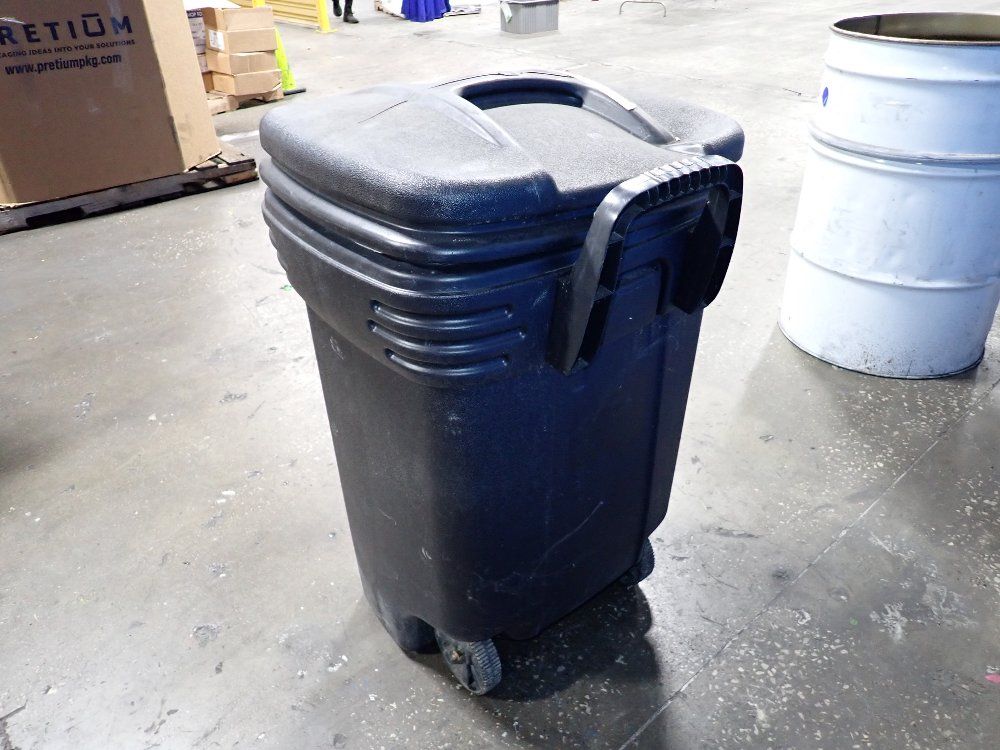  Trash Can W Lid