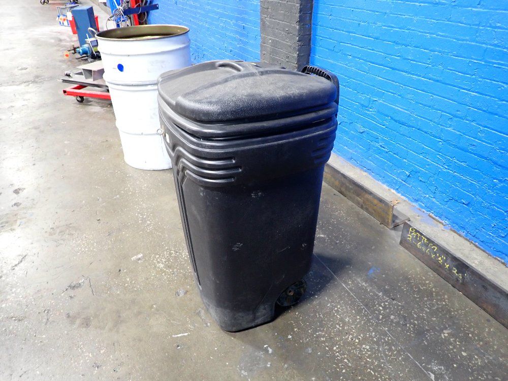  Trash Can W Lid