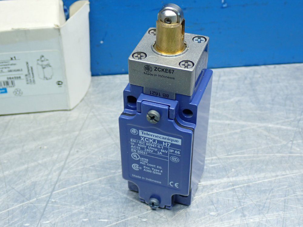 Telemecanique Limit Switch - Xckj167