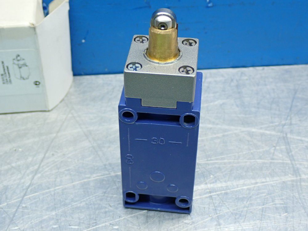 Telemecanique Limit Switch - Xckj167