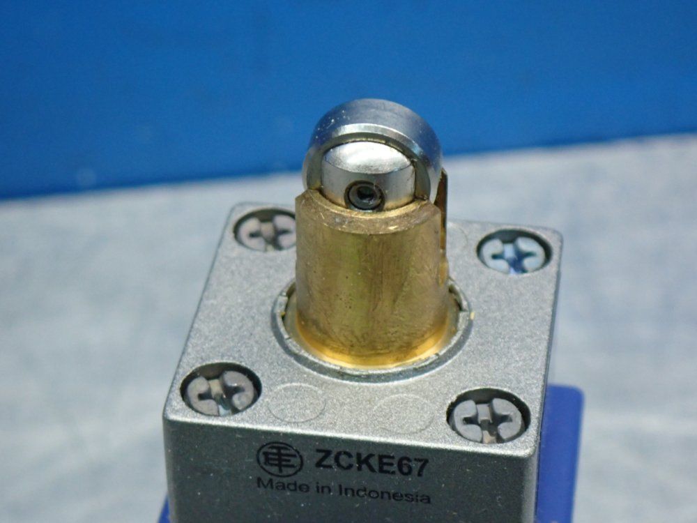 Telemecanique Limit Switch - Xckj167
