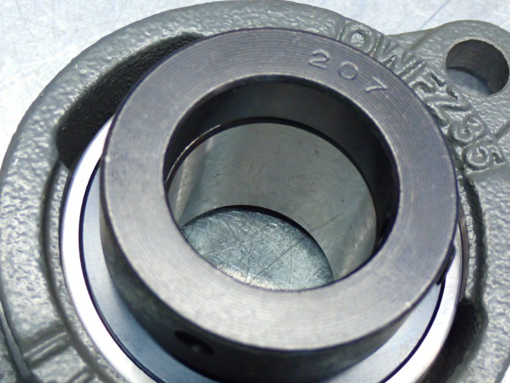 Pti International Owfz200-series 2-bolt Piloted Flange Bearing - Owfz207-35amm