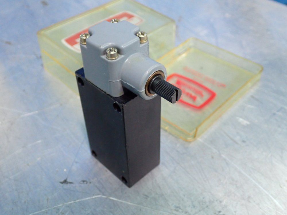 Clippard Minimatic Limit Valve - Lva-3