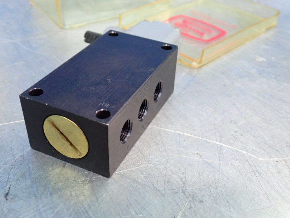 Clippard Minimatic Limit Valve - Lva-3