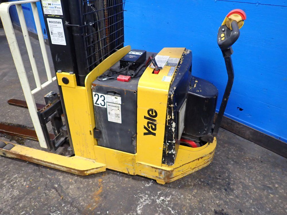 Yale 2800 Lbs Electric Straddle Lift - Mrw030len24te078