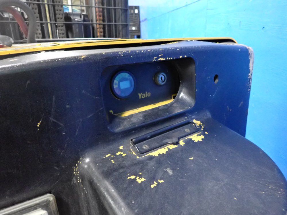 Yale 2800 Lbs Electric Straddle Lift - Mrw030len24te078